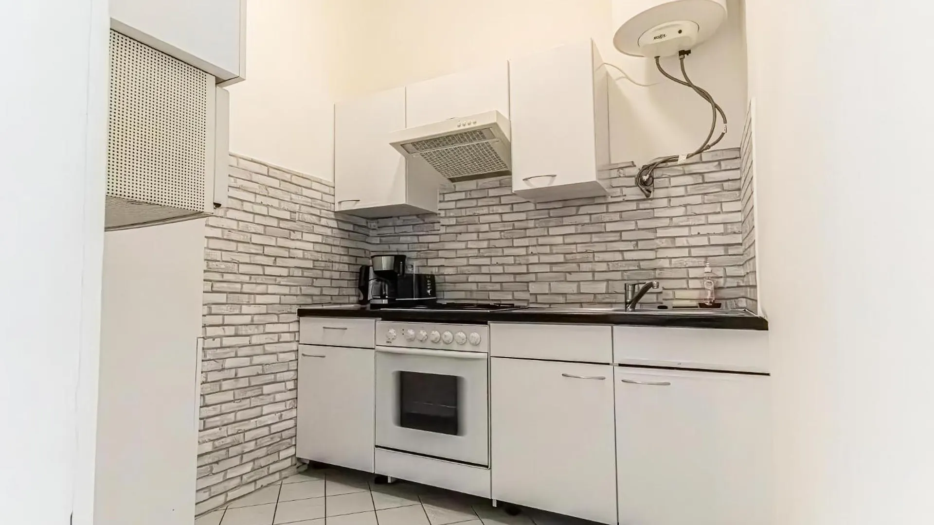 Explore Vienna: 1Br Retreat Near Westbahnhof Apartmán