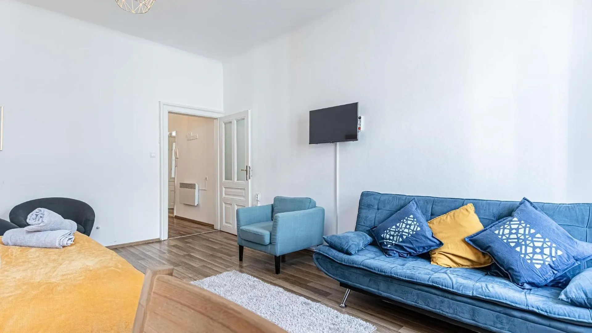 Explore Vienna: 1Br Retreat Near Westbahnhof Austria