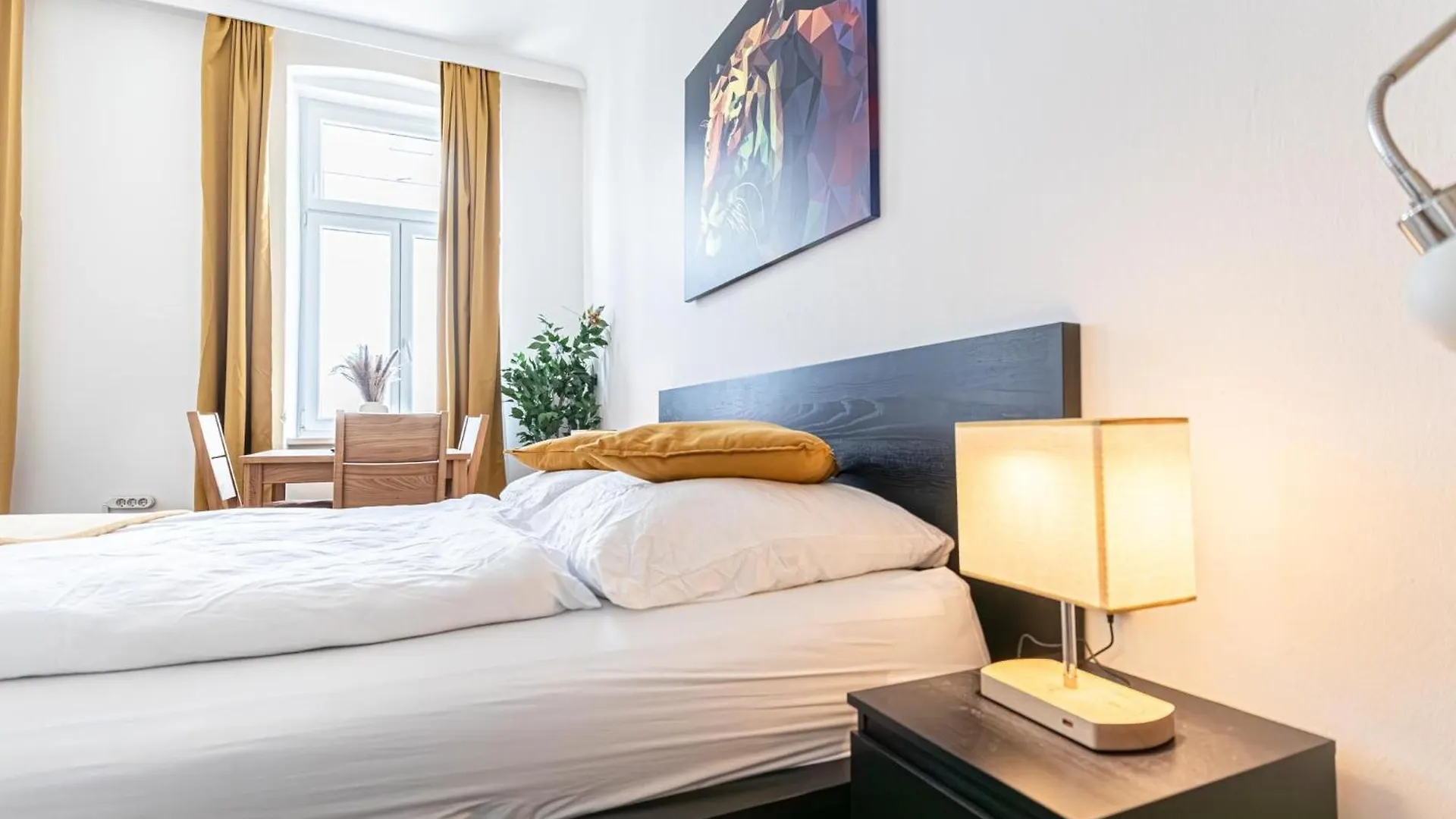 Explore Vienna: 1Br Retreat Near Westbahnhof 0*, Vienna Austria
